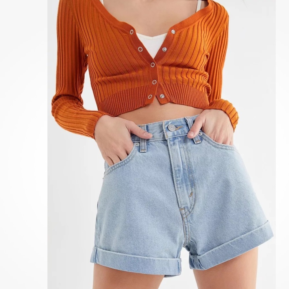 Levi's Sky Blue Denim A-line mom shorts. Size 28